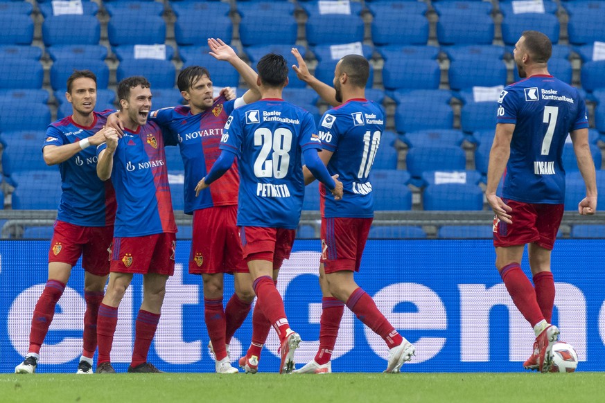 Basel&#039;s Spieler jubeln nach ihrem 2:0 im Fussball Meisterschaftsspiel der Super League zwischen dem FC Basel 1893 und dem FC Sion im Stadion St. Jakob-Park in Basel, am Sonntag, 1. August 2021. ( ...