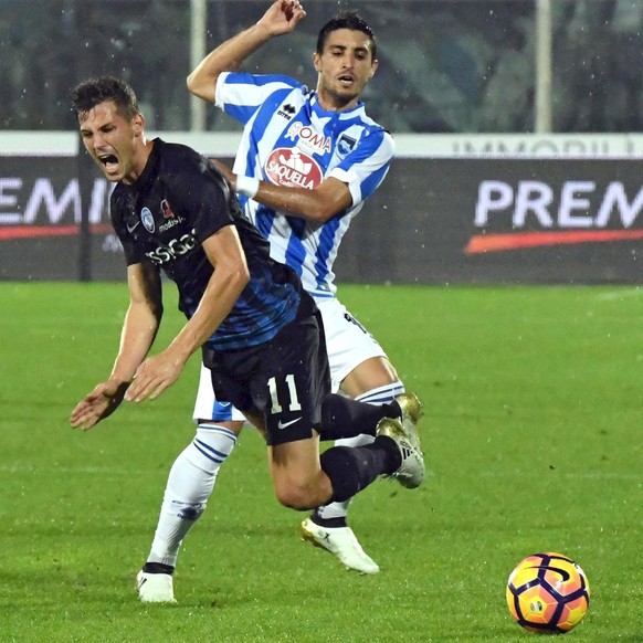 epa05604703 Pescara&#039;s Gaston Brugman (R) and Atalanta&#039;s Remo Freuler (L) vie for the ball during the Italian Serie A soccer match between Pescara Calcio and Atalanta Bergamo at Adriatico Sta ...