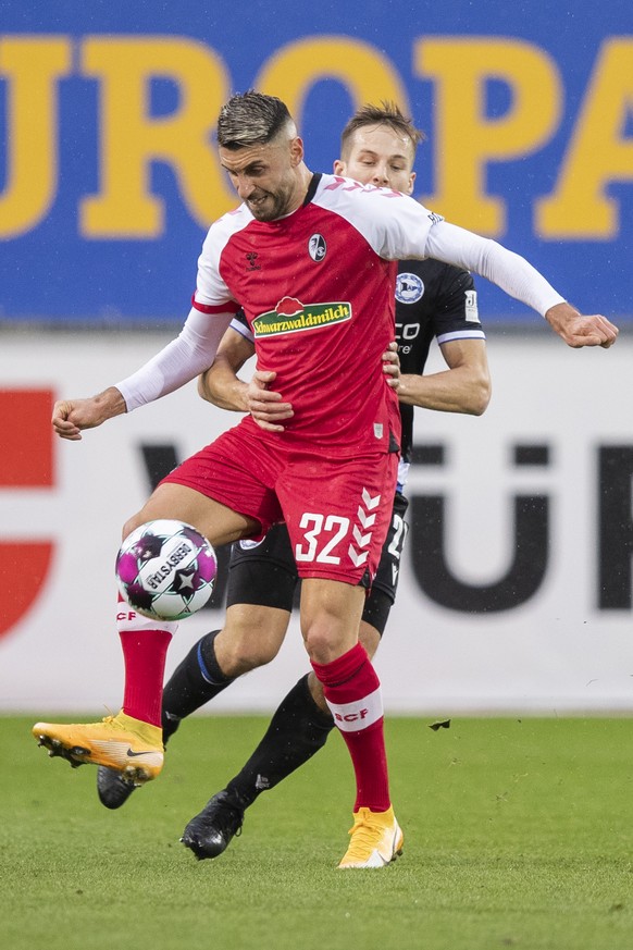 12.12.2020, Baden-W�rttemberg, Freiburg im Breisgau: Fu�ball: Bundesliga, SC Freiburg - Arminia Bielefeld, 11. Spieltag, Schwarzwald-Stadion. Freiburgs Vincenzo Grifo (l) in Aktion gegen Bielefelds Ce ...