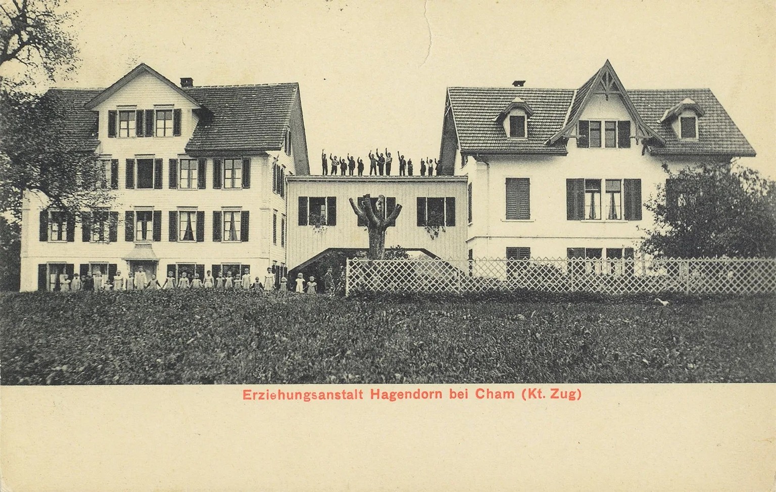 Kinder bei der Erziehungsanstalt Hagendorn: Im Haus links befand sich einst die Fabrikkinder-Anstalt. Ansichtskarte von 1911.
https://zentralgut.ch/image/BibZug_TD_22_00932/