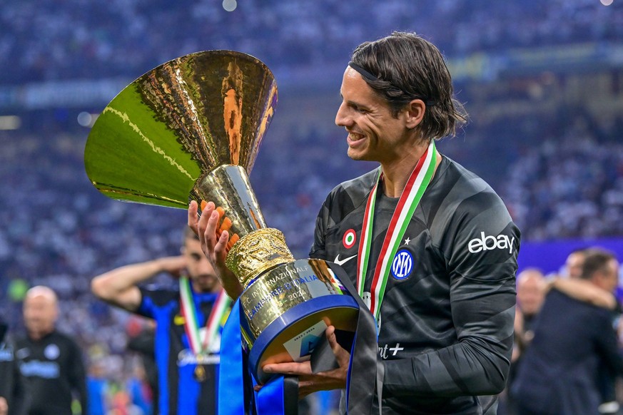 Inter celebrates 20th Serie A title, Milano, Italy Milano, Italy. 19th, May 2024. Goalkeeper Yann Sommer of Inter seen in celebration after winning the clubs 20th Serie A title after the Serie A match ...