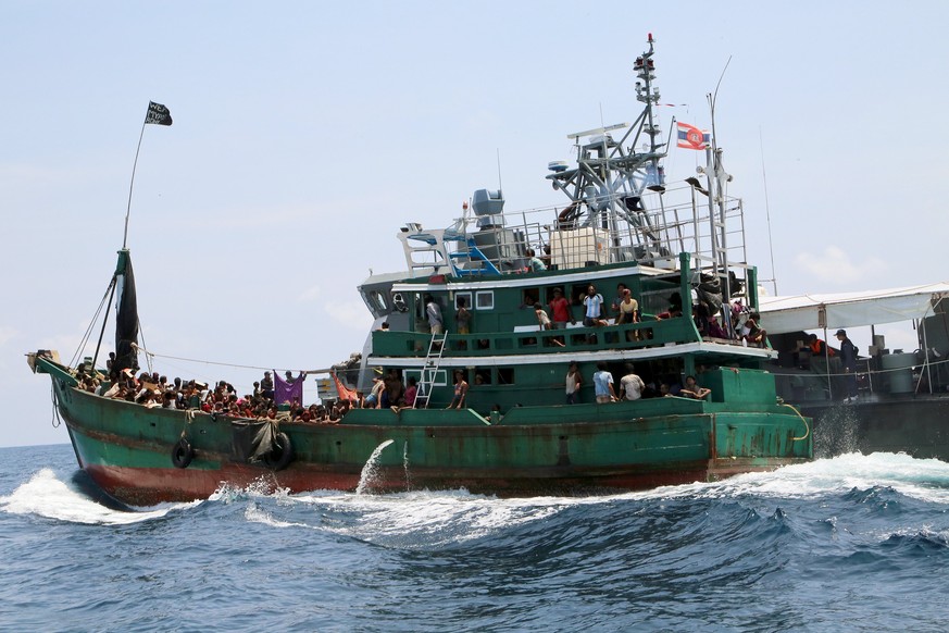 Die Marine hat das Schiff aufs offene Meer hinaus geschleppt.