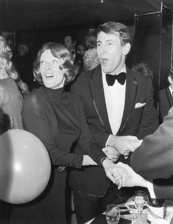 Maggie Smith and her husband Robert Stephens (1931 - 1995) lead the singing of &#039;Auld Lang Syne&#039; at a New Year&#039;s Eve party, 1st January 1973. (Photo by Evening Standard/Hulton Archive/Ge ...