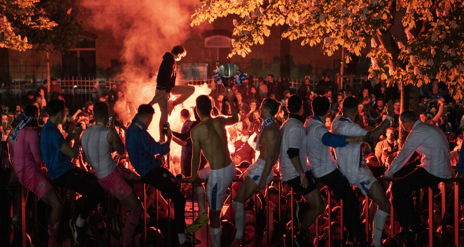 Die Grasshopper jubeln mit dem Pokal nach ihrem Sieg und Aufstieg in die Super League mit den Fans nach dem Fussball Meisterschaftsspiel der Challenge League zwischen dem Grasshopper Club Zuerich und  ...