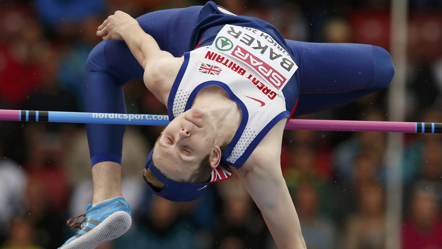 Baker springt auf direktem Weg in den Final.