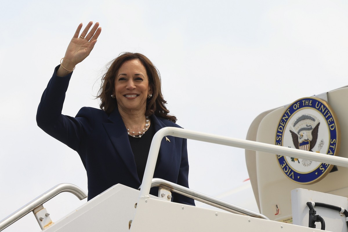 Vice President Kamala Harris waves as she boards Air Force Two following a campaign event, in Milwaukee, Wis., Tuesday, July 23, 2024. (Kevin Mohatt/Pool via AP)