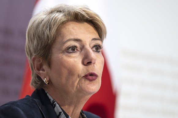 Bundesraetin Karin Keller-Sutter spricht an einer Medienkonferenz zum Bundesgesetz ueber die Individualbesteuerung, am Dienstag, 13. Januar 2026, in Bern (KEYSTONE/Peter Schneider)