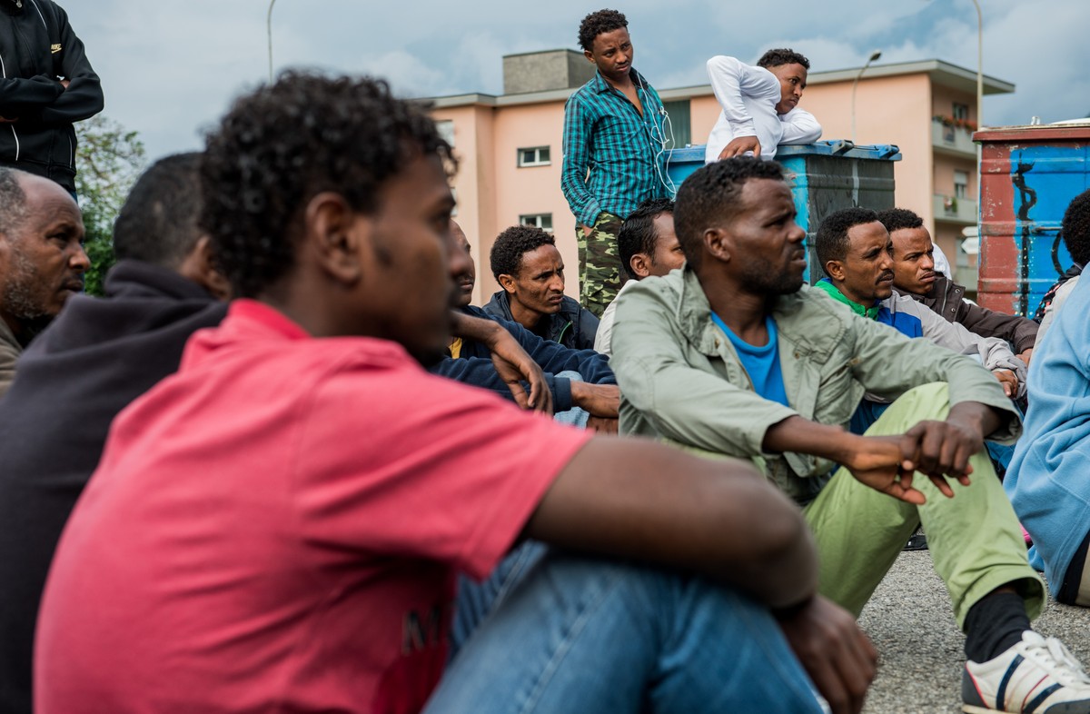 Eritreeische Flüchtlinge beim Asylzentrum Lumino TI.