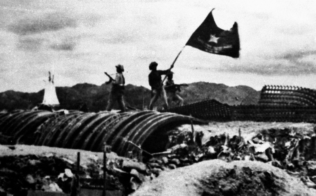 A Vietnamese soldier waves the national flag over the captured headquarters of the French army at Dien Bien Phu on May 7, 1954. More than 10'000 French troops were captured after a 55 day siege,  ...
