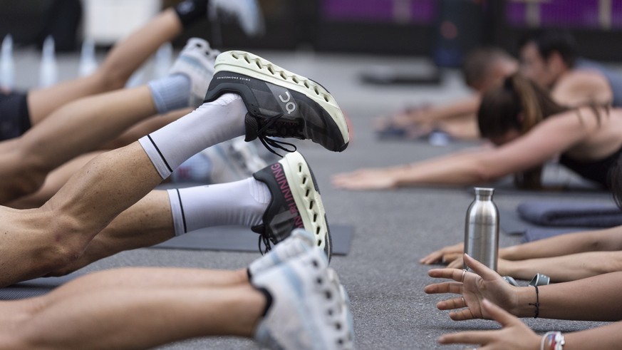 Mitglieder des On Running Club trainieren ein HIIT Class Training (High Intensity Interval Training) draussen vor dem On Laden der Sportmarke On, fotografiert in Zuerich am Mittwoch, 25. Juni 2025. (K ...