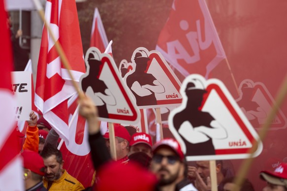 Ein Demonstrationszug mit Bauarbeiter und der Unia zieht durch die Zuercher Innenstadt am Freitag, 14. November 2025 in Zuerich. Es handelt sich um einen Teil einer landesweiten Bewegung, mit der die  ...