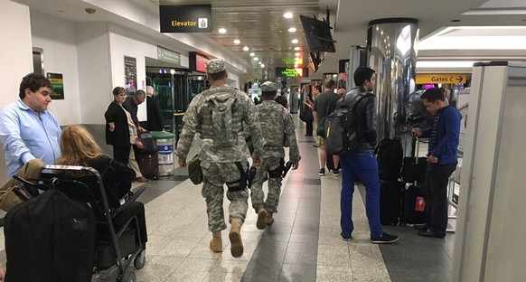 Militärpersonal am Terminal B des La Guardia Airport in New York.