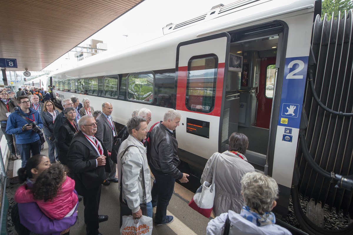 Die gluecklichen Gewinner einer Fahrkarte fuer den Eroeffnungszug versammeln sich am Eroeffnungstag des Gotthard Basistunnels am Mittwoch, 1. Juni 2016 in Arth-Goldau, bevor sie den Zug besteigen, um  ...
