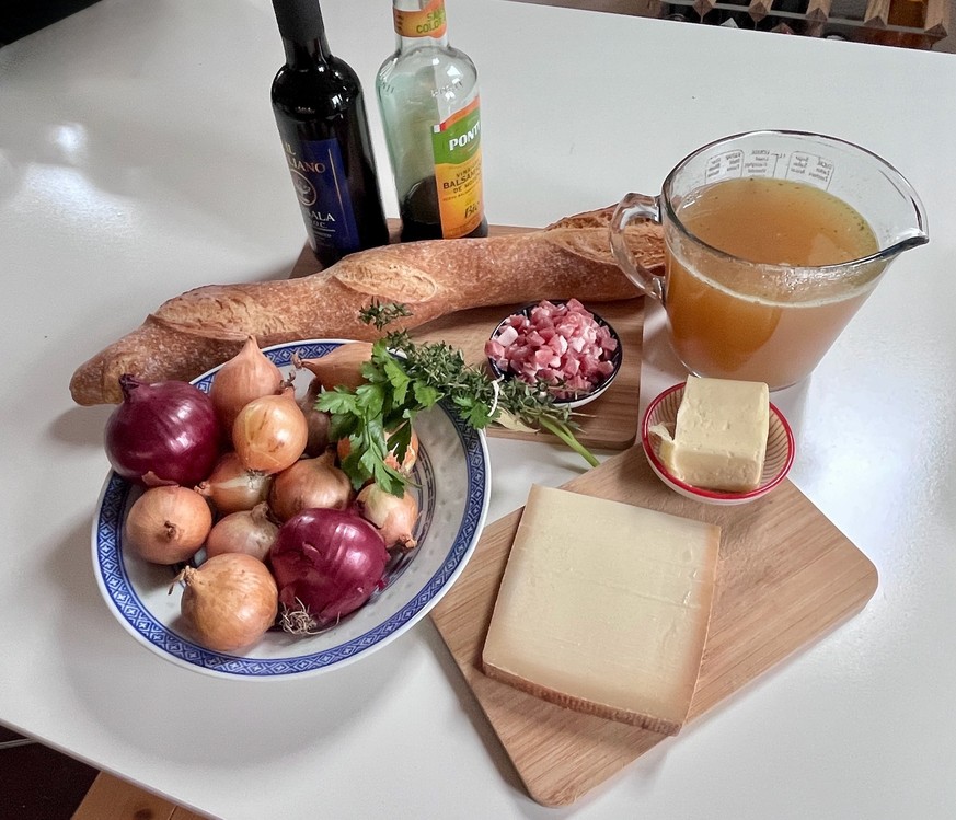 Zutaten Soupe à l'oignon - französische Zwiebelsuppe.