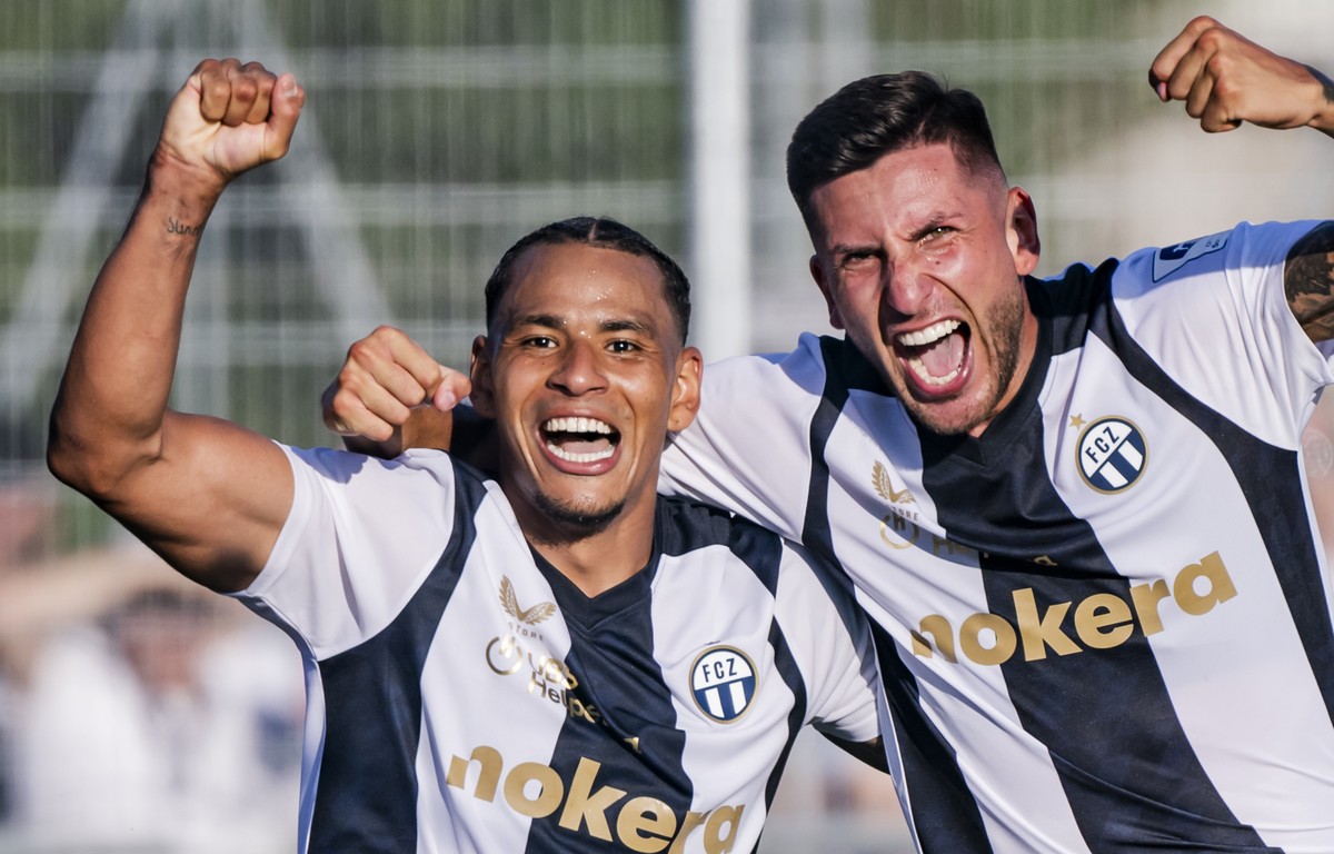 Joie de Juan Jose Perea (FCZ) apres avoir marque le premier but avec Mariano Gomez (FCZ), droite, lors de la rencontre de football de Super League entre Yverdon Sport FC et FC Zuerich le samedi 20 jui ...