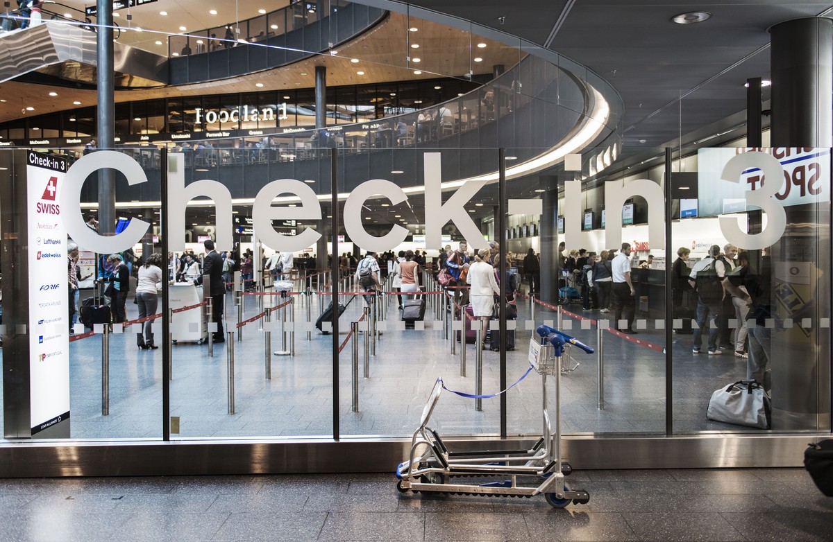 ARCHIVBILD ZUR VERLEIHUNG DES WORLRD TRAVEL AWARD AN DEN FLUGHAFEN ZUERICH, AM MONTAG, 2. JULI 2018 - The check-in hall 3 at Zurich Airport, pictured in Kloten, Switzerland, on July 31, 2014. (KEYSTON ...