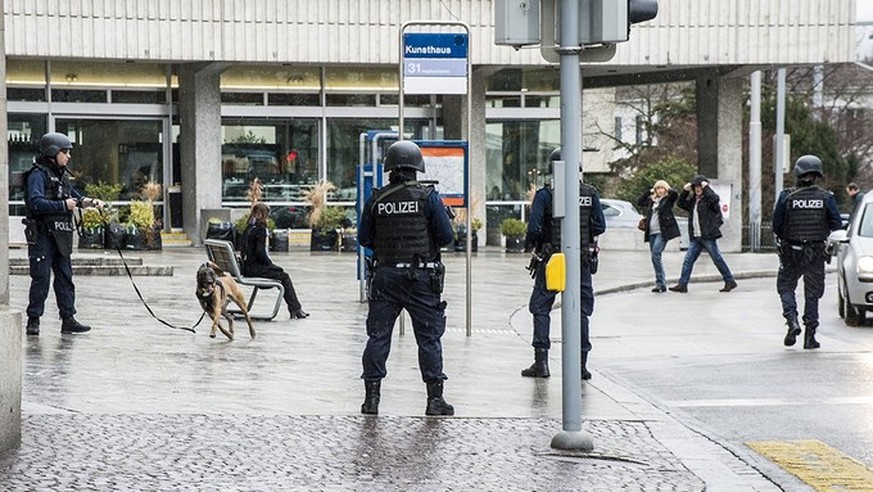 Raubüberfall am Samstagmittag mitten in Zürich auf Schmuckhändler: Polizisten in Vollmontur suchen nach den Tätern.