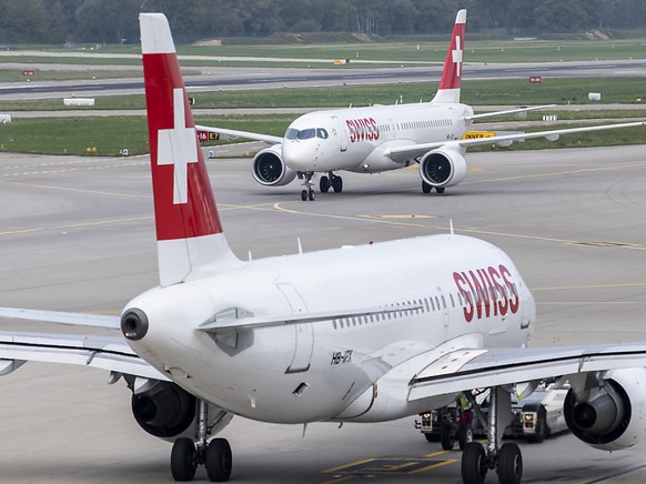 Kapazitätsengpässe an den Flughäfen Genf und Zürich belasten die künftige Entwicklung der Schweizer Zivilluftfahrt. (Archivbild)