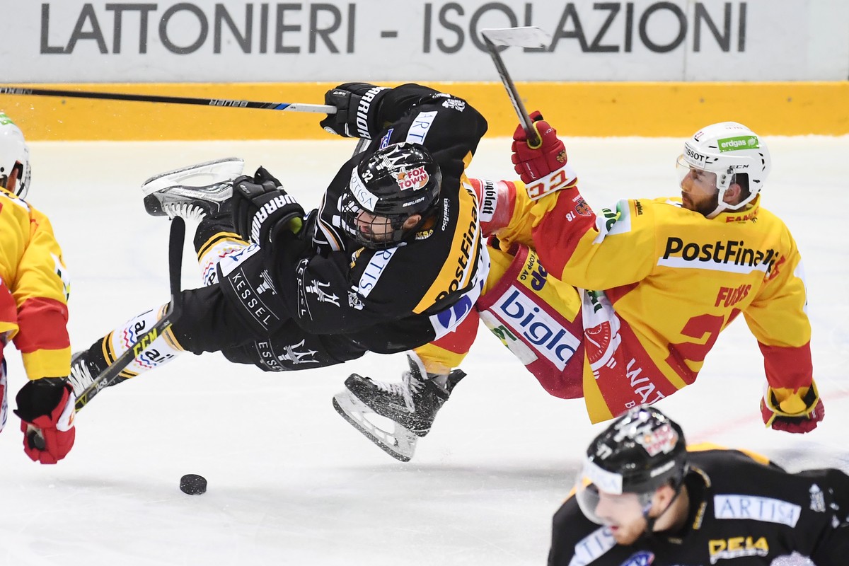 Lugano’s player Sebastien Reuille, left, fights for the puck with Bienne's player Jason Fuchs, right, during the preliminary round game of National League Swiss Championship 2017/18 between HC Lu ...