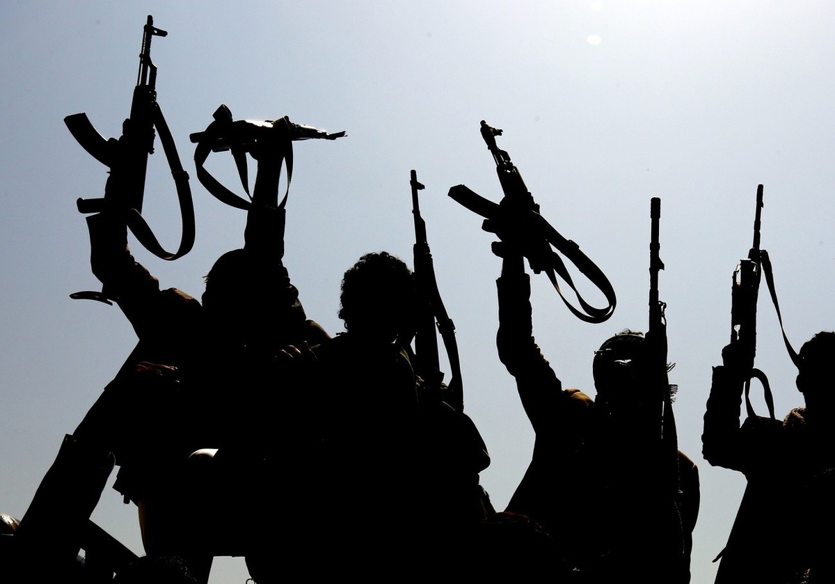 epa05473319 Armed Yemenis, loyal to the Houthi rebels, brandish weapons during a gathering to mobilize more fighters, in Sana'a, Yemen, 11 August 2016. According to reports, the Saudi-led militar ...