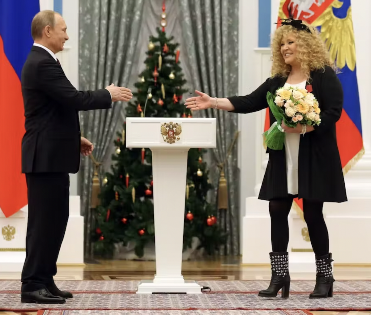 Le président russe Vladimir Poutine salue Alla Pugacheva lors d'une cérémonie de remise de prix en 2014 honorant la chanteuse pop de l'Ordre du mérite de la patrie.