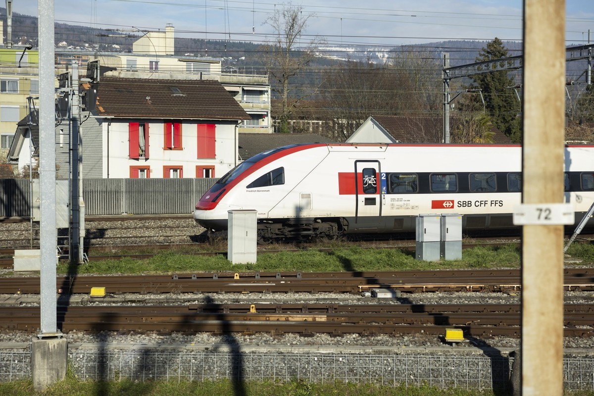 Ein Zug "Friedrich Duerrenmatt" der SBB steht beim Bahnhof Biel, bei der Einweihung des neuen Bahnangebots in der Nordwestschweiz, am Freitag, 28. November 2025 in Biel. Per Fahrplanwechsel  ...