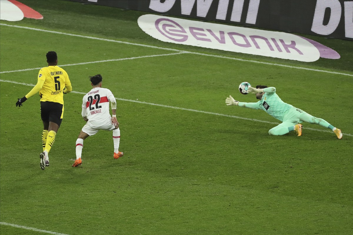 Stuttgart's Nicolas Gonzalez, center, scores during the German Bundesliga soccer match between Borussia Dortmund and VfB Stuttgart in Dortmund, Germany, Saturday, Dec. 12, 2020. (Focke Strangmann ...
