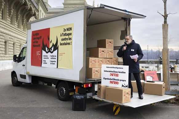 Carlo Sommaruga, Staenderat SP-GE und Praesident Mieterinnen-und Mieterverband Schweiz, spricht bei der Einreichung der Unterschriften fuer das Doppel-Referendum Untermiete/Eigenbedarf, am Dienstag, 1 ...