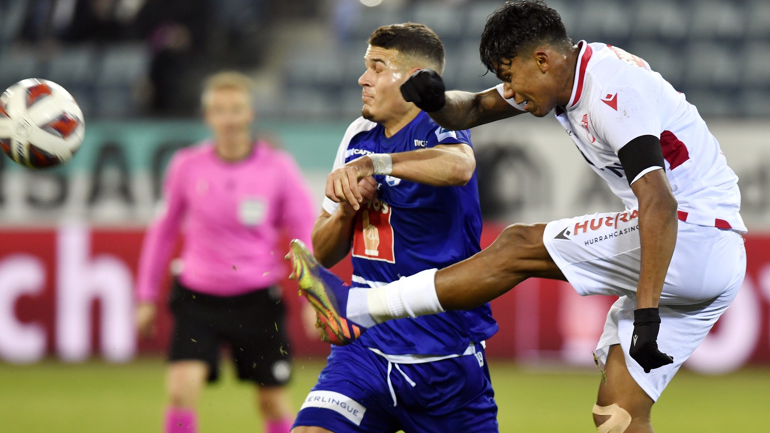 Der Luzerner Filip Ugrinic, links, gegen den Walliser Baltazar Costa, rechts, beim Fussballspiel der Super League FC Luzern gegen den FC Sion im der Swissproarena in Luzern am Samstag, 6. November 202 ...