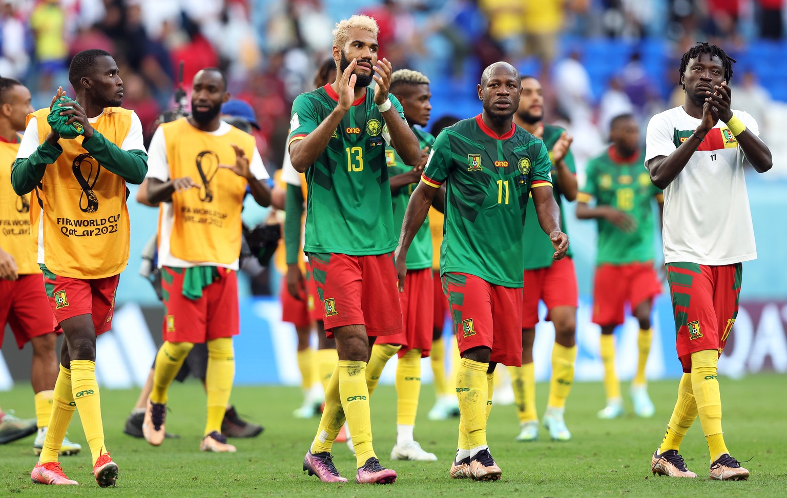 epa10333988 Eric Maxim Choupo-Moting (C) of Cameroon and teammates applaud fans after the FIFA World Cup 2022 group G soccer match between Cameroon and Serbia at Al Janoub Stadium in Al Wakrah, Qatar, ...