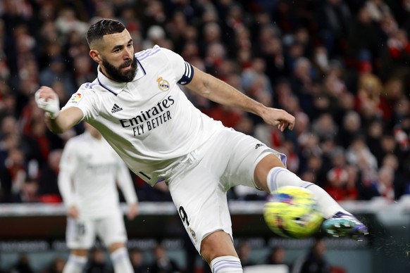 epa10423890 Real Madrid&#039;s Karim Benzema in action to score the 0-1 lead during the Spanish LaLiga soccer match between Athletic Club and Real Madrid, in Bilbao, northern Spain, 22 January 2023. E ...