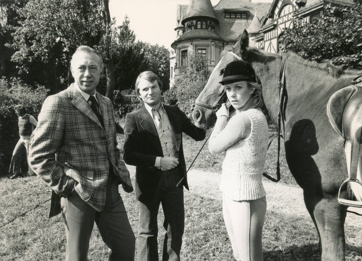 German actors Horst Tappert, Fritz Wepper, and actress Eva Rieck in the TV Series Derrick, Germany 1975 PUBLICATIONxNOTxINxITA