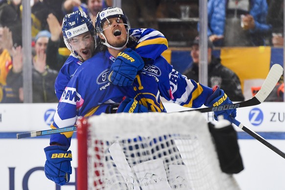 Davos&#039; Fabrice Herzog, links, und Magnus Nygren, bejubeln dessen Siegestreffer zum 4-3 im Swiss Ice Hockey Cup 1/4 Finalspiel zwischen dem HC Davos und dem SC Bern, am Dienstag, 26. November 2019 ...