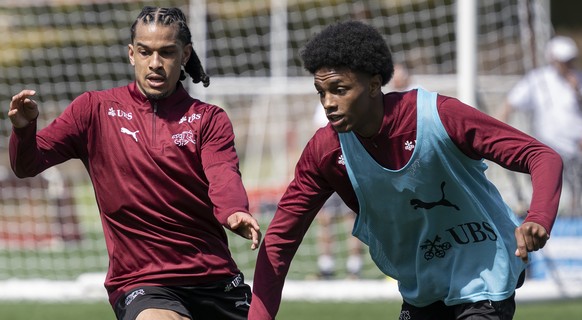 Der neue Spieler der Schweizer Fussballnationalmannschaft Isaac Schmidt, links, und der neue Spieler der Schweizer Fussballnationalmannschaft Alvyn Sanches, rechts, kaempfen um den ball waehrend einem ...