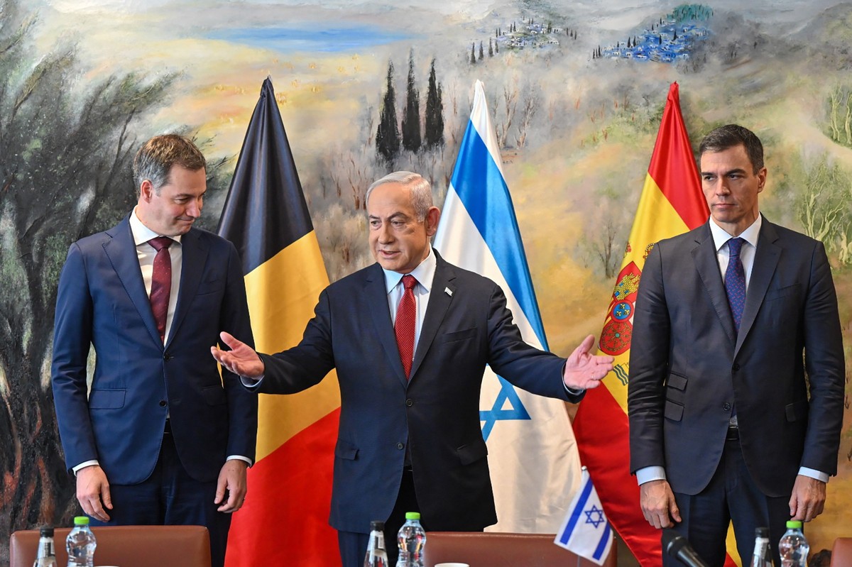 epa10990838 A handout photo made available by Israel's Government Press Office (GPO) shows Israeli Prime Minister Benjamin Netanyahu (C) during a meeting with Spain's Prime Minister Pedro Sa ...