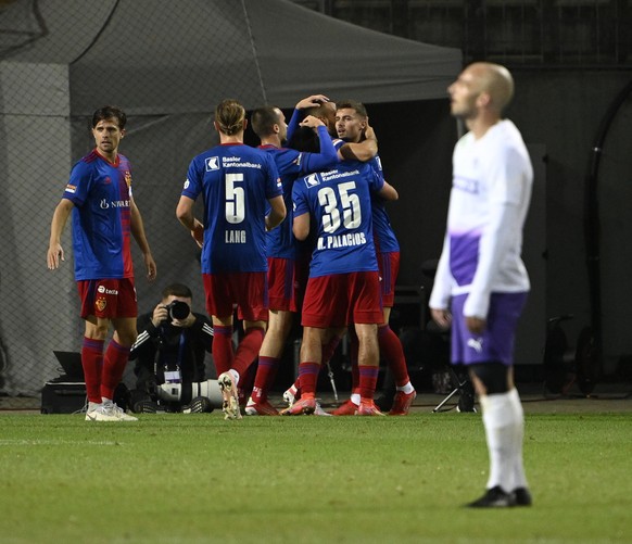 epa09398874 Arthur Mendonca Cabral (C) of FC Basel celebrates his goal against Ujpest FC with teammates during their soccer Conference League third qualifying round, first leg match in Szusza Ferenc S ...