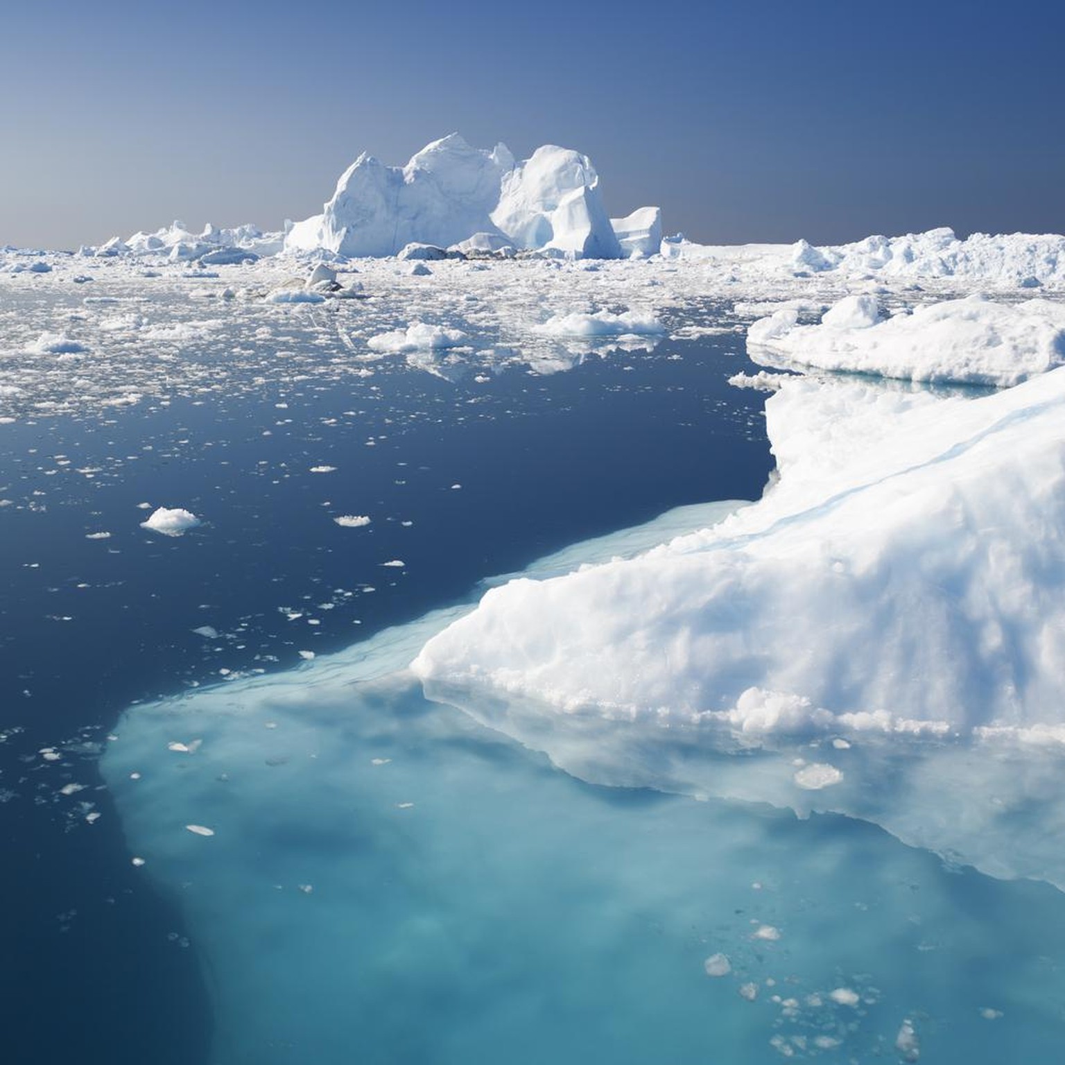 Nordpolarmeer, Nördliches Eismeer: Eisberge von fantastischen Formen. Sommer in Grönland. Tiefwasserfjorde der Westküste.