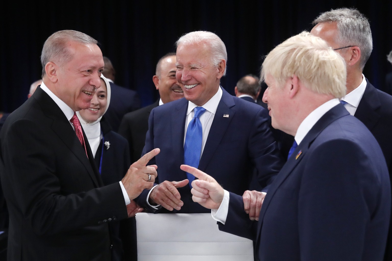 epaselect epa10040449 (L-R) Turkish President, Recep Tayyip Erdogan; US President, Joe Biden, and British Prime Minister, Boris Johnson, chat during the first day of the NATO Summit at IFEMA Conventio ...