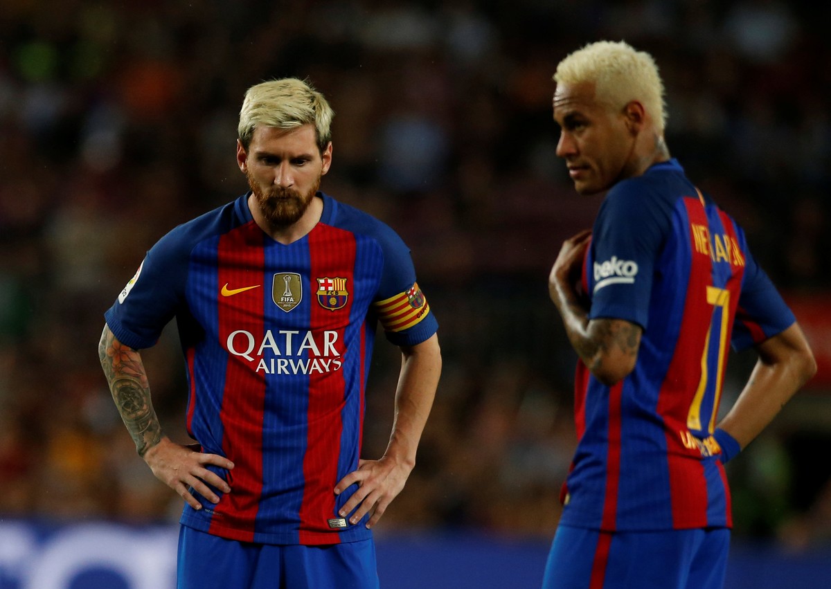 Football Soccer - Barcelona v Alaves - Spanish La Liga Santander - Camp Nou stadium, Barcelona, Spain - 10/09/16 Barcelona's Lionel Messi and Neymar during the match. REUTERS/Albert Gea
