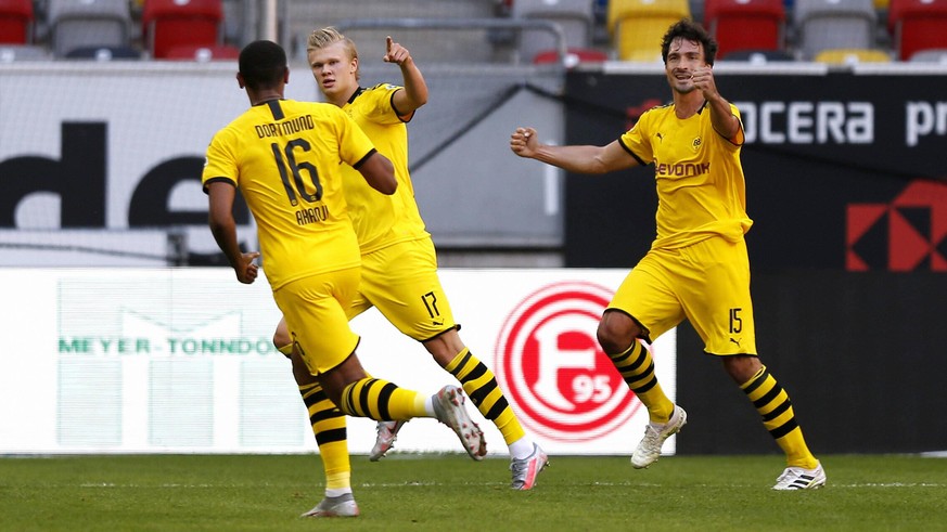 Fortuna Duesseldorf : Borussia Dortmund, 13.06.2020 Jubel Erling Haaland BVB nach seinem Tor zum 0:1 zusammen mit Mats Hummels BVB, Manuel Akanji BVB 13.06.2020, Fussball, 1. Bundesliga, Saison 2019/2 ...