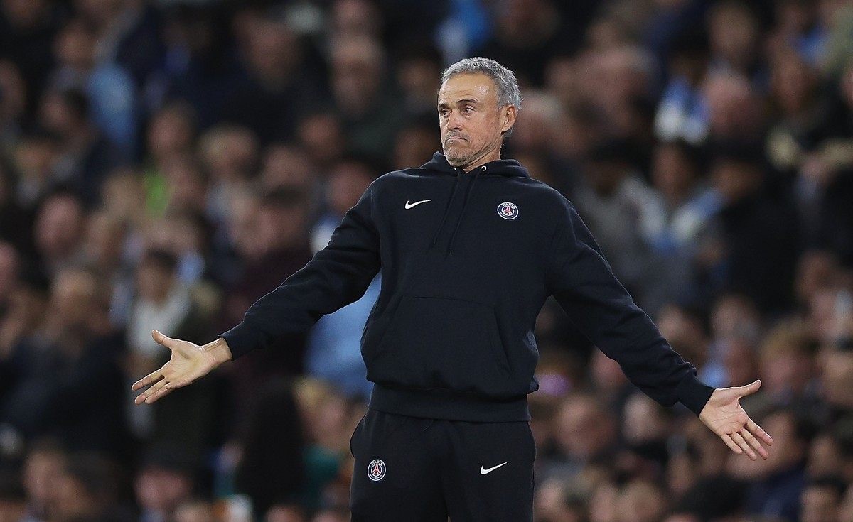 epa13304878 Paris Saint-Germain head coach Luis Enrique reacts during the UEFA Champions League soccer match between Manchester City and Paris Saint-Germain in Manchester, Britain, 14 October 2026. EP ...
