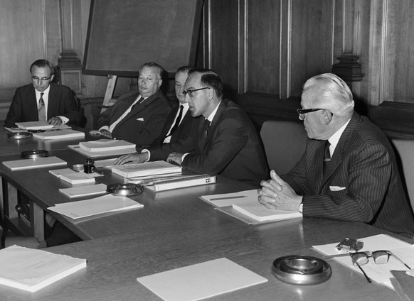 Nationalrat Hauser, Winterthur, Nationalrat Schaller, Basel, Staenderat Darms, Chur, Nationalrat Kurt Furgler, St. Gallen, Praesident der Kommission und Nationalrat Pierre Graber, Lausanne, von links  ...