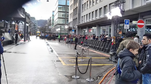 Diese Strasse trennt die normalsterblichen Fans vom roten Teppich: Wer kein Ticket hat, sieht die Stars nur von hinten.