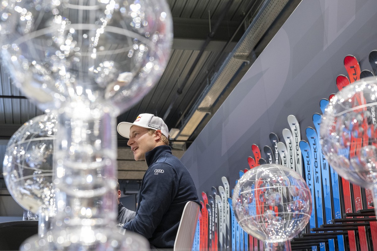 Der Schweizer Skirennfahrer Marco Odermatt anlaesslich einer Medienkonferenz des Skiherstellers Stoeckli zur Ski Alpin Saison 2025/26 beim Hauptsitz der Stoeckli AG in Malters am Freitag, 10. April 20 ...