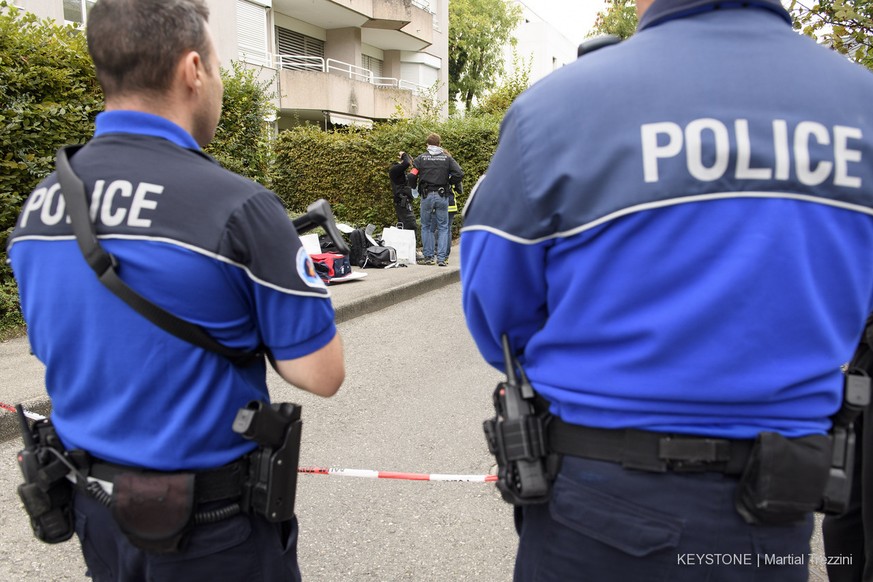 Des policiers genevois et ainsi que la Brigade de Police Technique et Scientifique (BPTS) et la brigade canine, saffairent sur les lieux ou un homme a tire sur son ex-femme et une autre personne, ce  ...