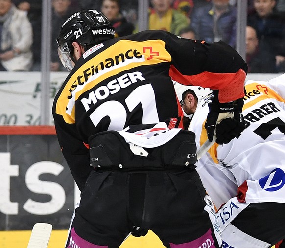 Berns Simon Moser, rechts, im Duell mit Luganos Torhueter Elvis Merzlikins im fuenften Eishockey Playoff-Halbfinalspiel der National League A zwischen dem SC Bern und dem HC Lugano am Donnerstag, 30.  ...