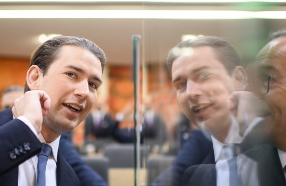 epaselect epa09522894 Former Austrian Chancellor Sebastian Kurz arrives for a session of the Austrian Parliament at the temporary parliament building at the Hofburg Palace in Vienna, Austria, 14 Octob ...