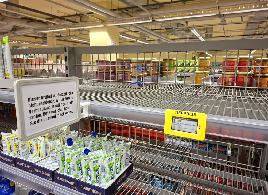 Bei der Migros sind manche Mayonnaise-Regale derzeit leer.