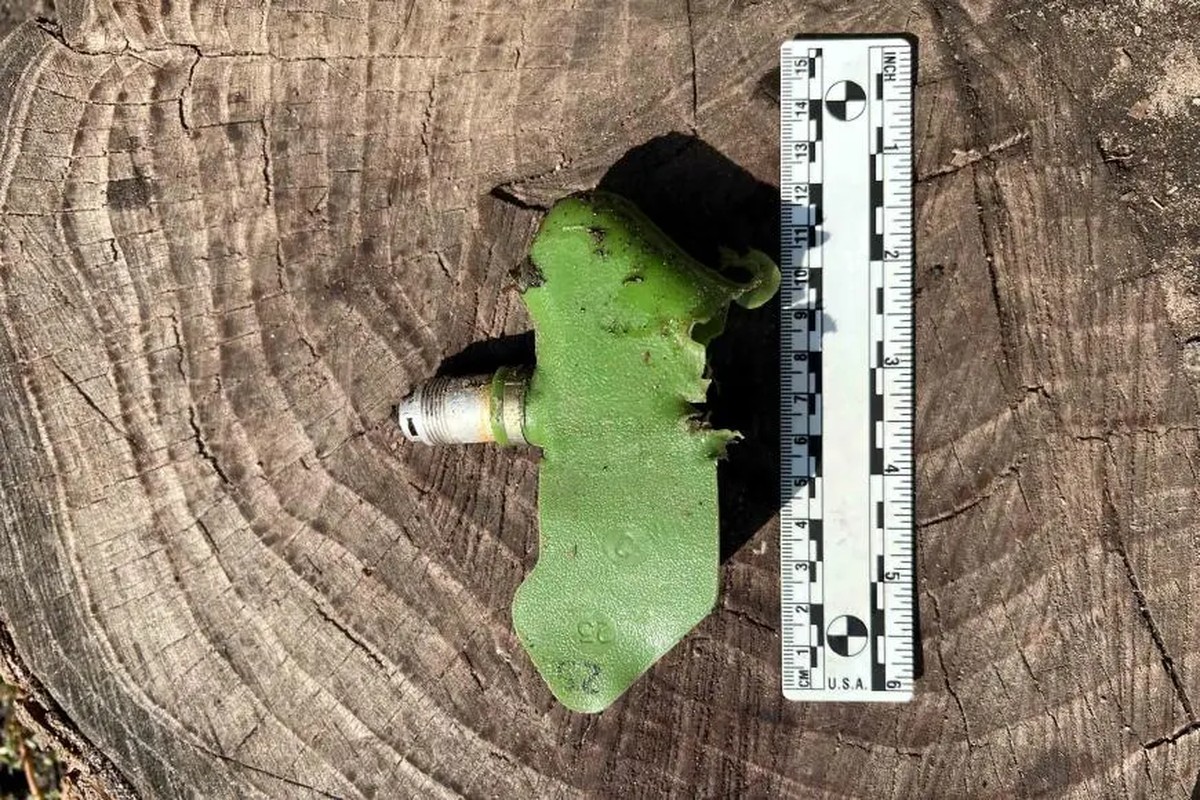 Une mine antipersonnel PFM-1S (également appelée mine « papillon » ou mine « pétale ») ayant explosé, retrouvée par Human Rights Watch dans la région d'Izioum, en Ukraine, en septembre 2022.