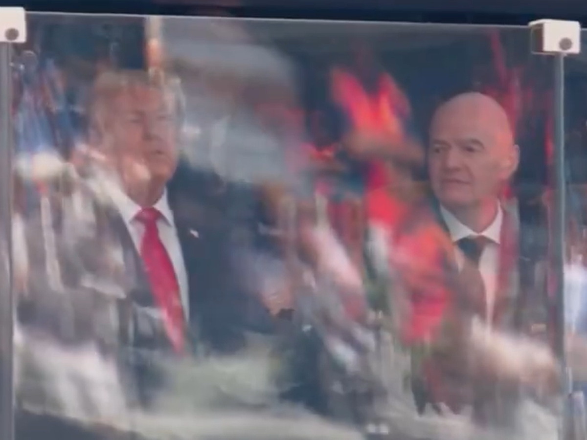 Donald Trump und Gianni Infantino hinter Panzerglas.